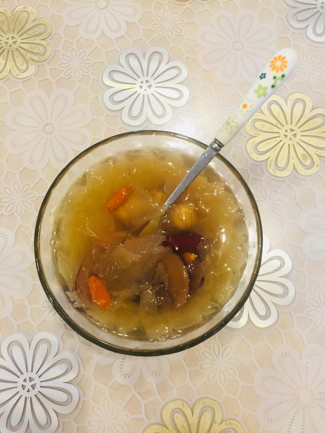 银耳红枣莲子枸杞茶的做法