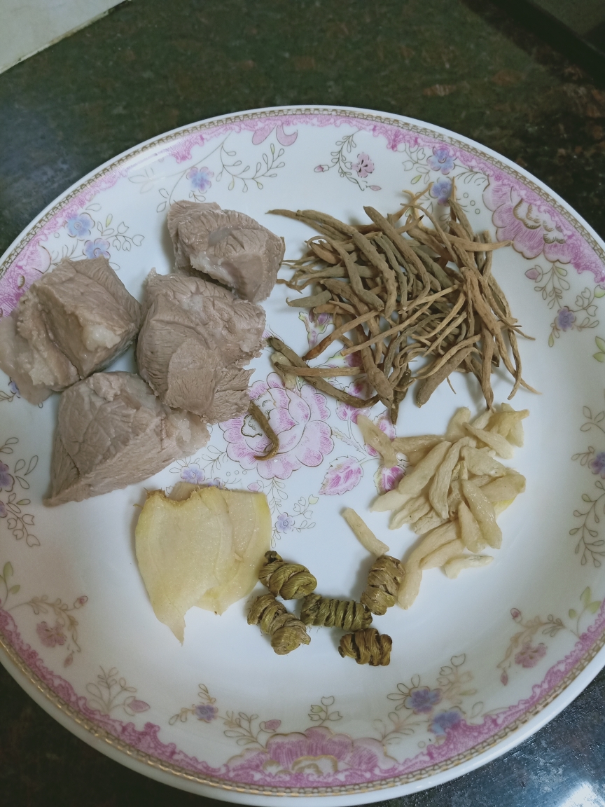 保健养生汤——太子参石斛麦冬炖瘦肉的做法 步骤1