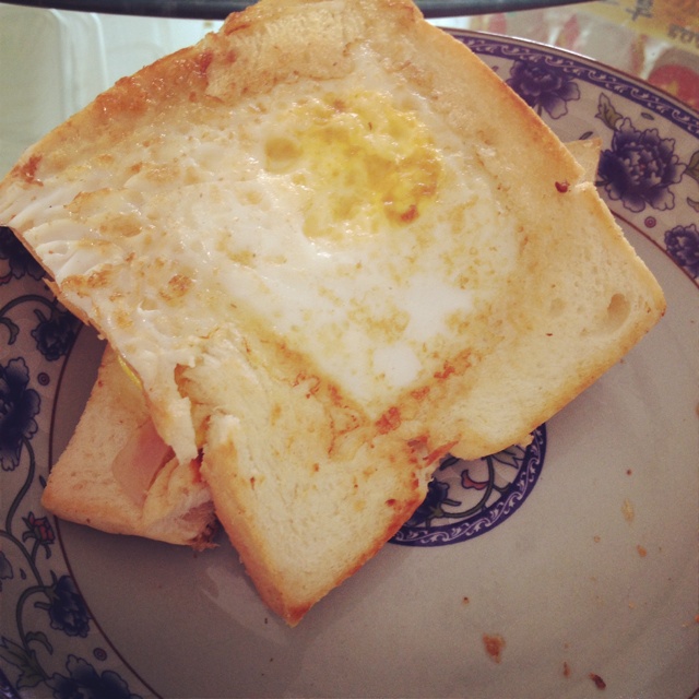 鸡蛋火腿藏在吐司里