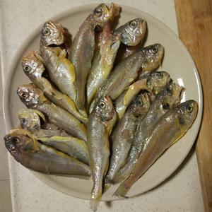 孕餐:红烧小黄鱼的做法 步骤1