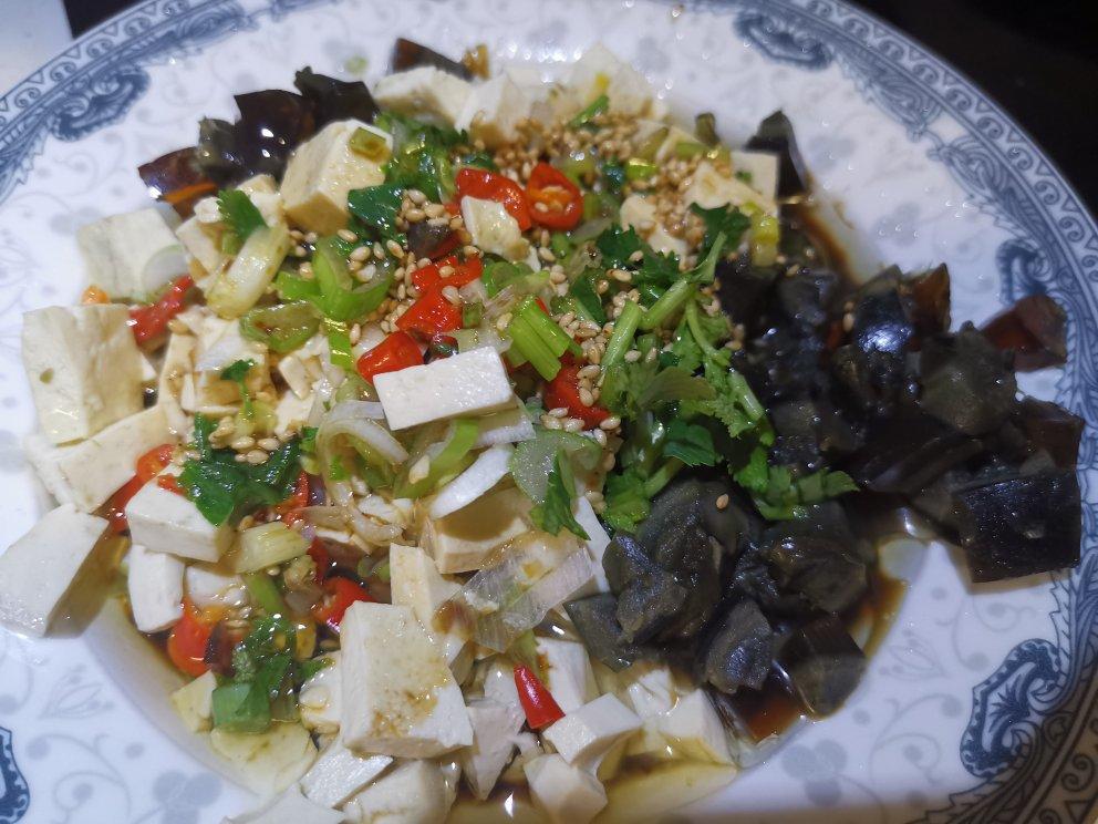 这是我吃过的最好吃的小葱皮蛋拌豆腐，没有之一！