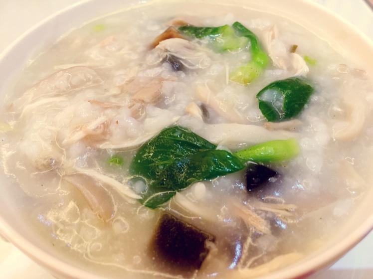鸡丝皮蛋菌菇粥的做法