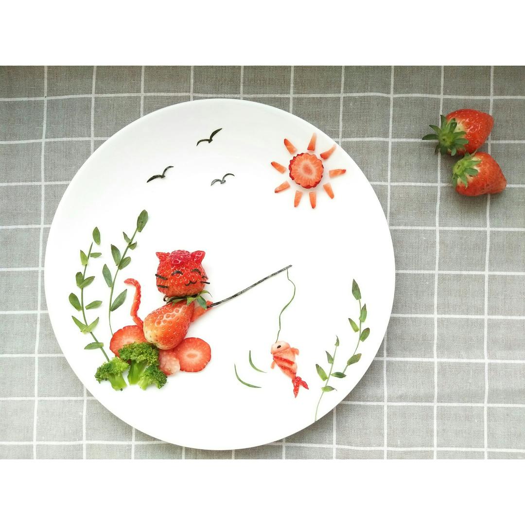 小猫钓鱼草莓创意拼盘