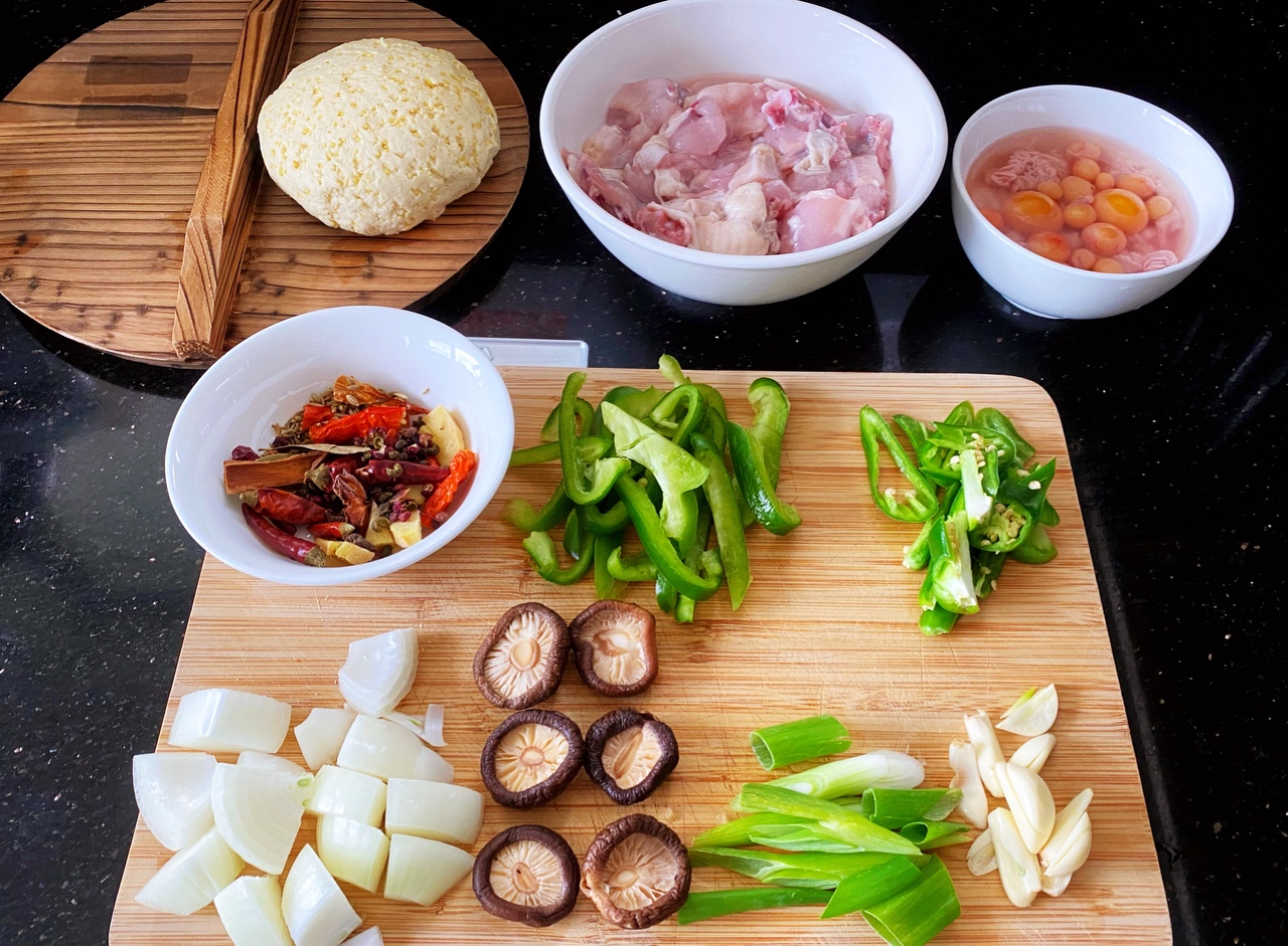 懒人版铁锅炖鸡贴玉米饼的做法 步骤1