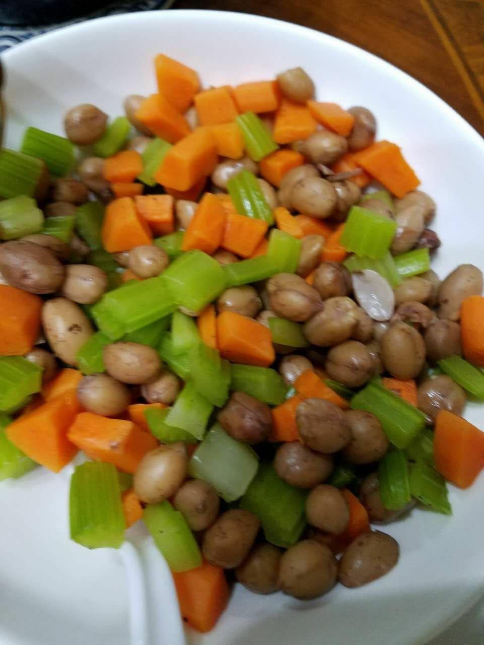 凉拌芹菜花生米胡萝卜