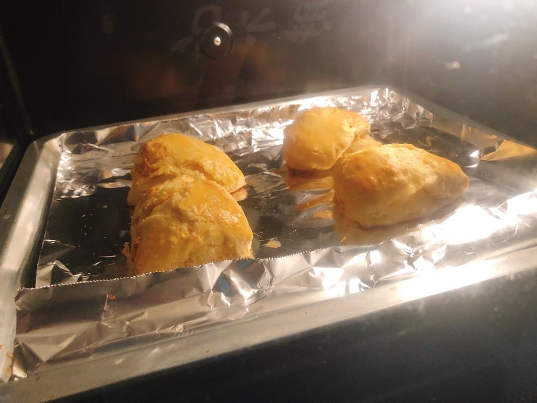 咸咸哒~肉松香葱司康