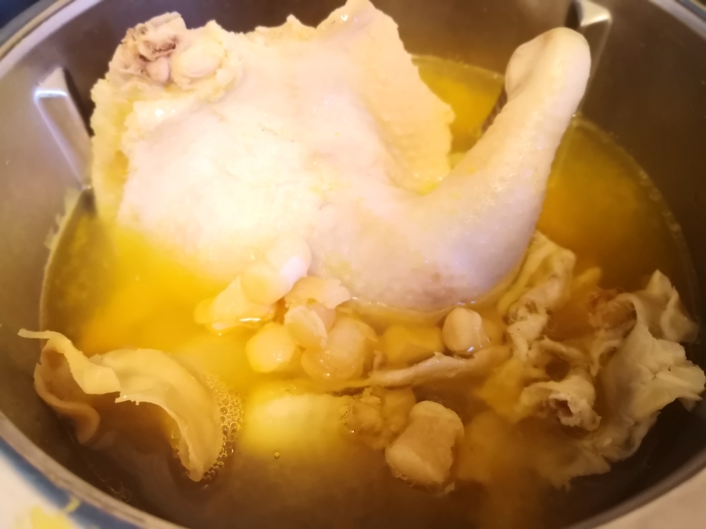 金汤花胶山药炖鸡的做法 步骤2