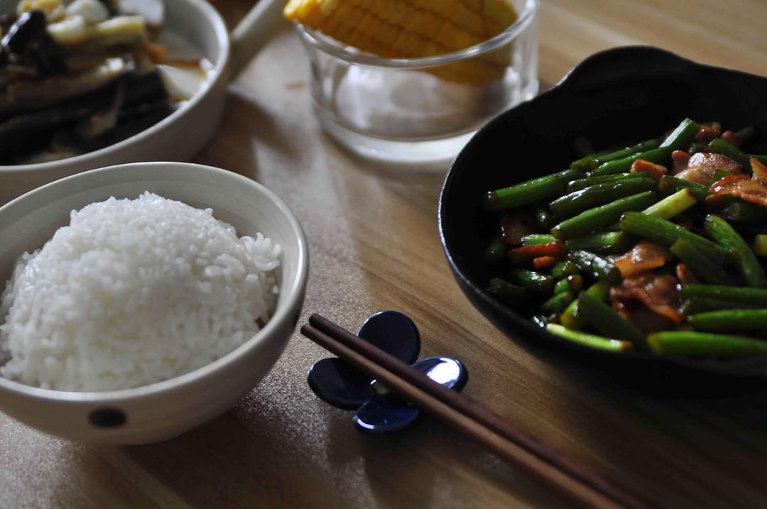 蒜苔炒肉-新手下厨 Fried Pork & Garlic