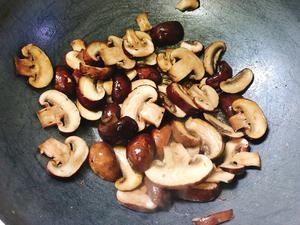 蘑菇炒碱面的做法 步骤2