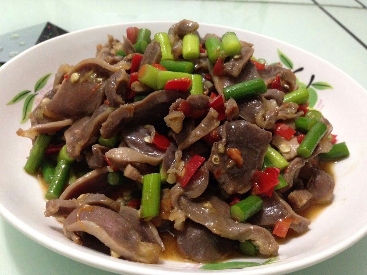 冬季里，来一盘热辣的蒜薹泡椒炒鸡胗吧！