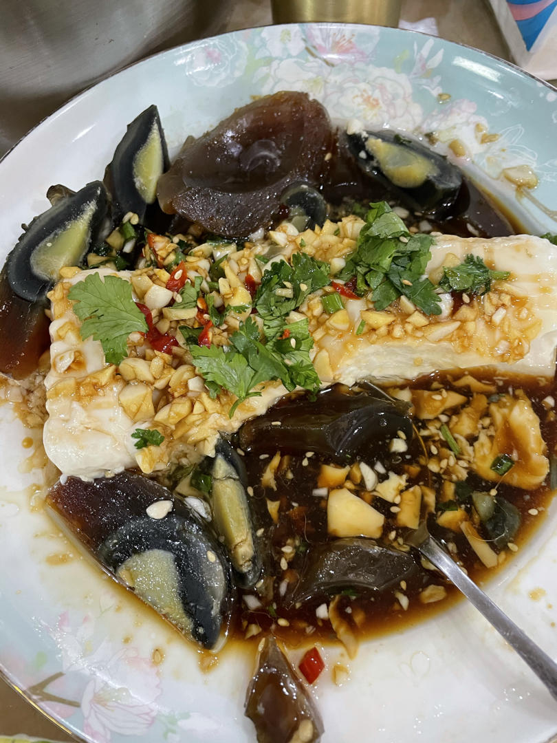 凉拌皮蛋豆腐，有着万能的灵魂调味汁浇头，只能说鲜美！