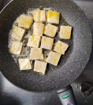 浇汁脆皮豆腐的做法 步骤5