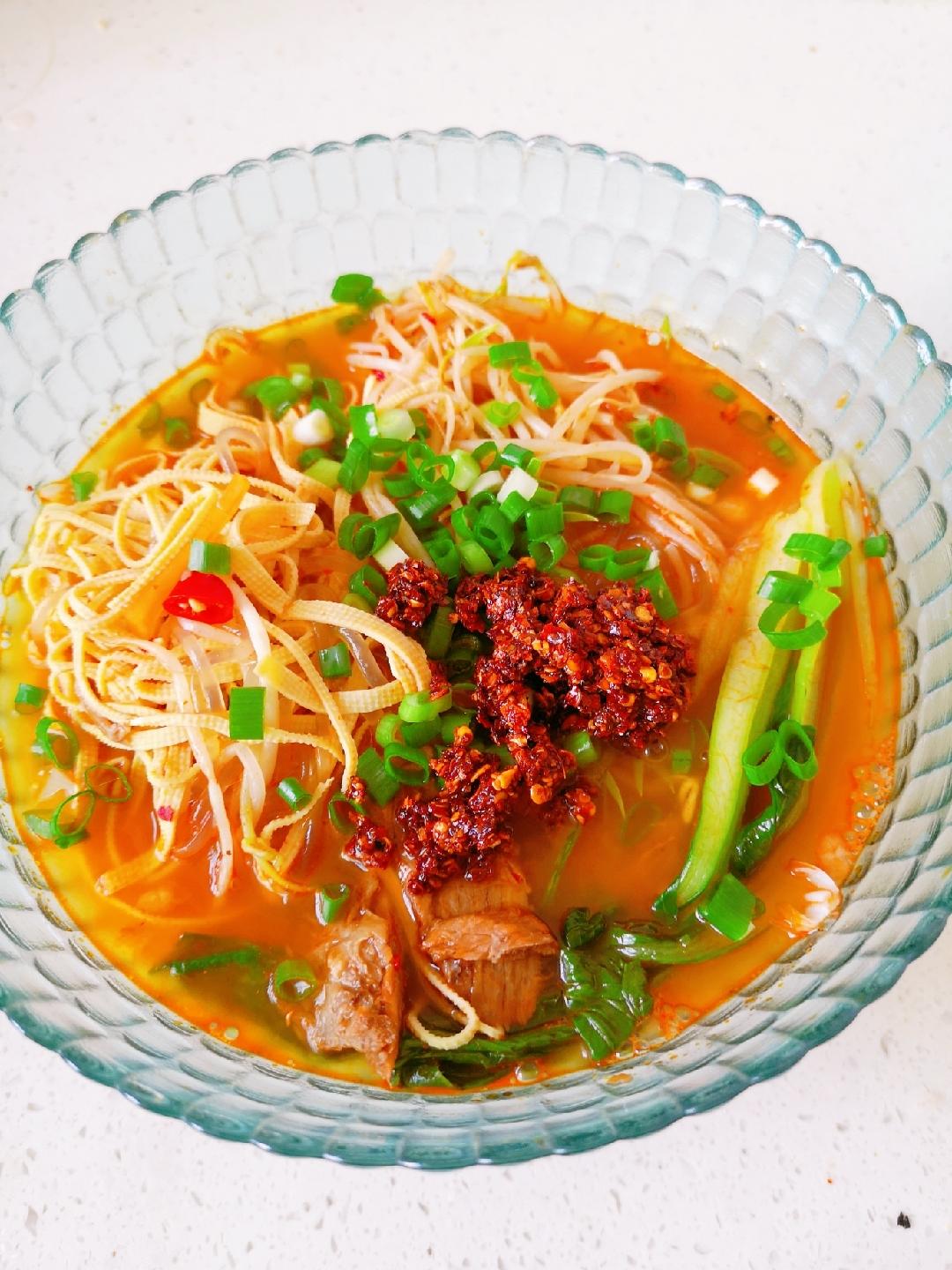 地摊美食也低卡–韩式泡菜牛肉粉丝汤