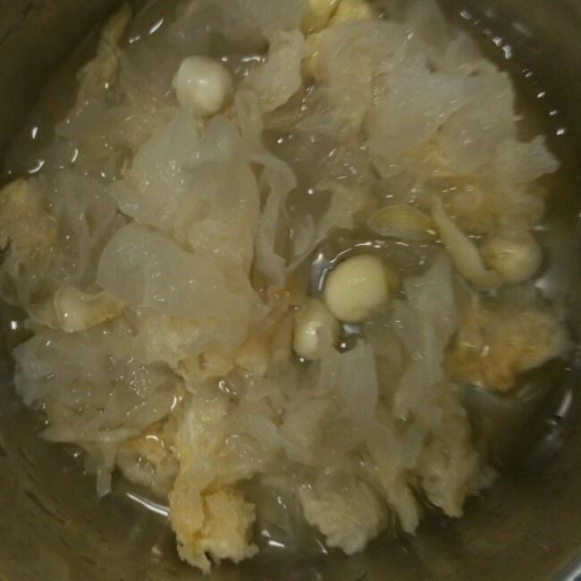 银耳莲子百合紫薯汤的做法 步骤1