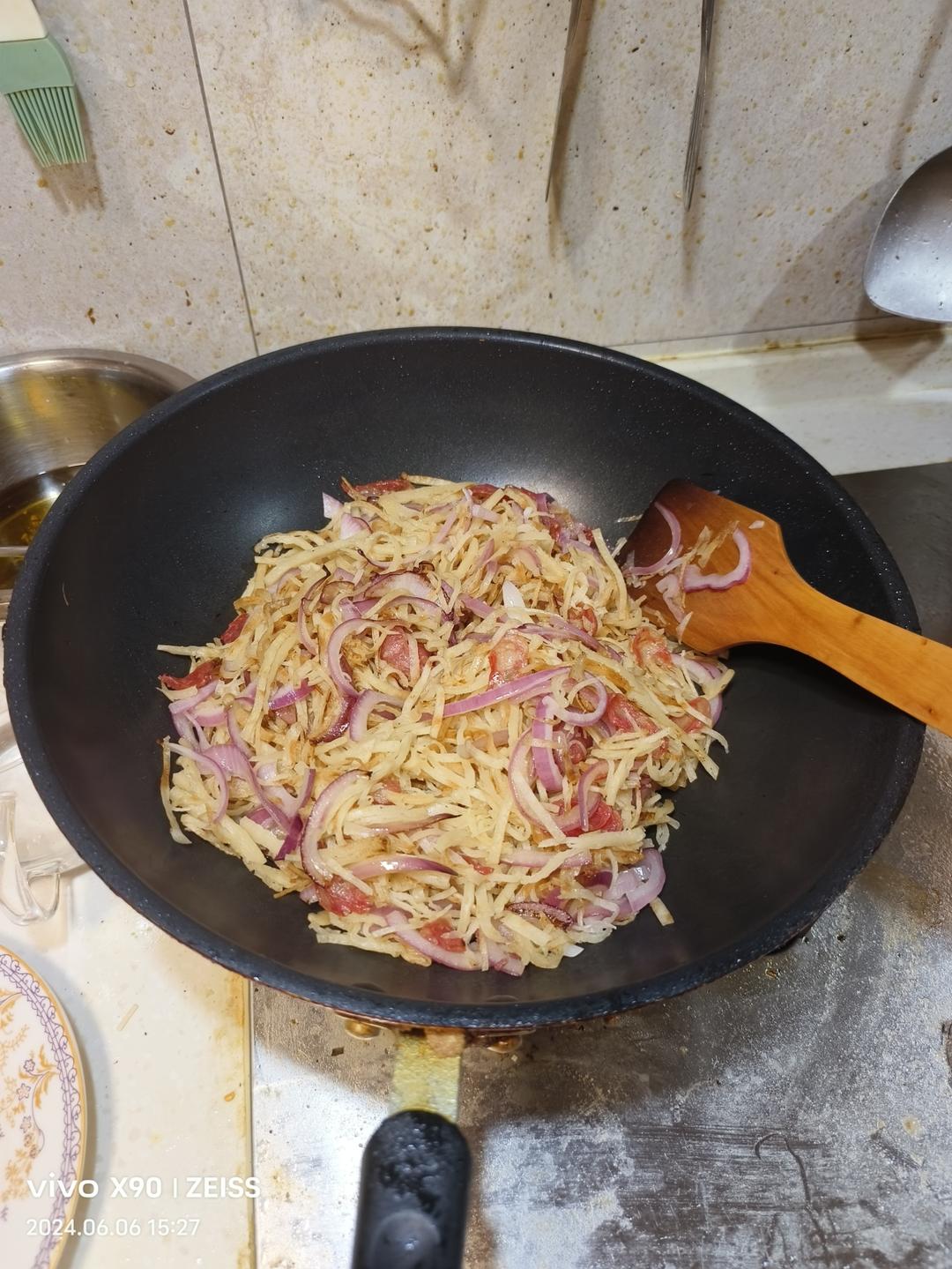洋葱腊肠炒饼