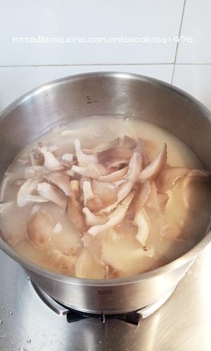 奶白鱼头菌汤的做法 步骤5