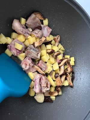 香菇土豆排骨焖饭的做法 步骤7