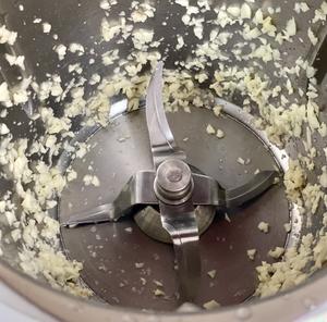 小美法式豌豆浓汤配蒜香面包的做法 步骤2