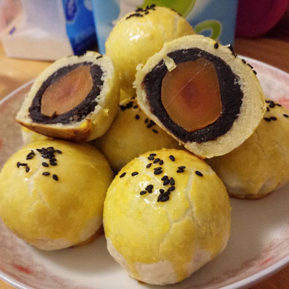 蛋黄酥 Danhuangsu