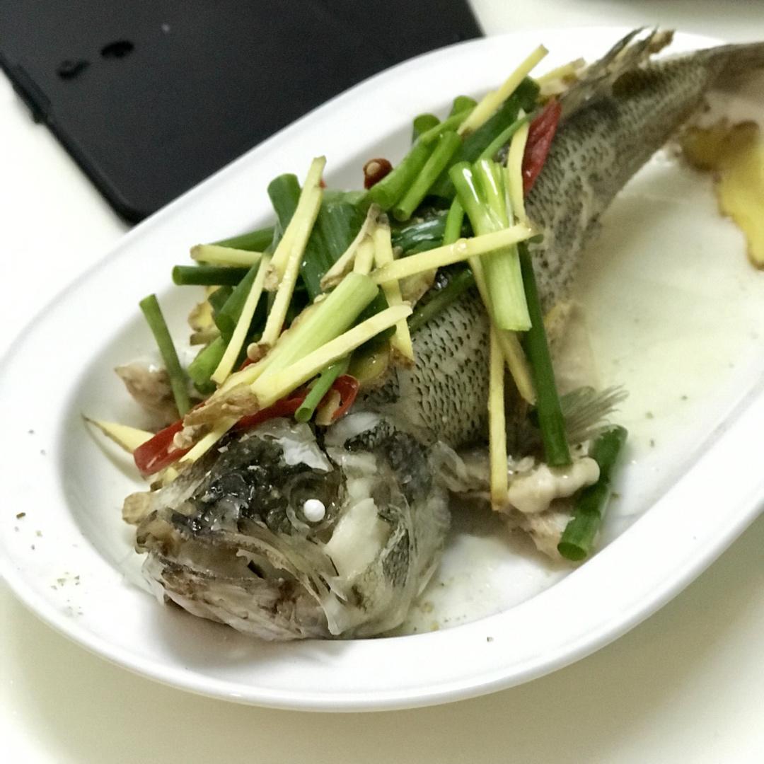 考究的清蒸鲈鱼