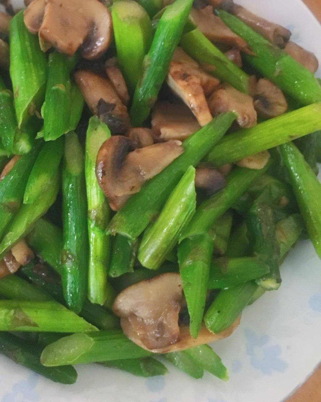 芦笋炒蘑菇