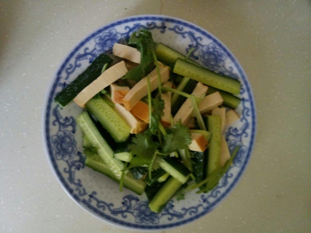 香菜拌小素鸡