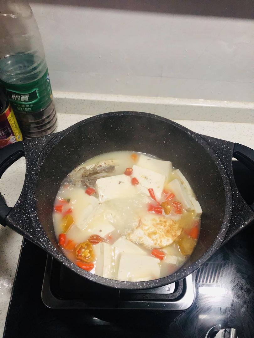 奶白鱼头豆腐汤