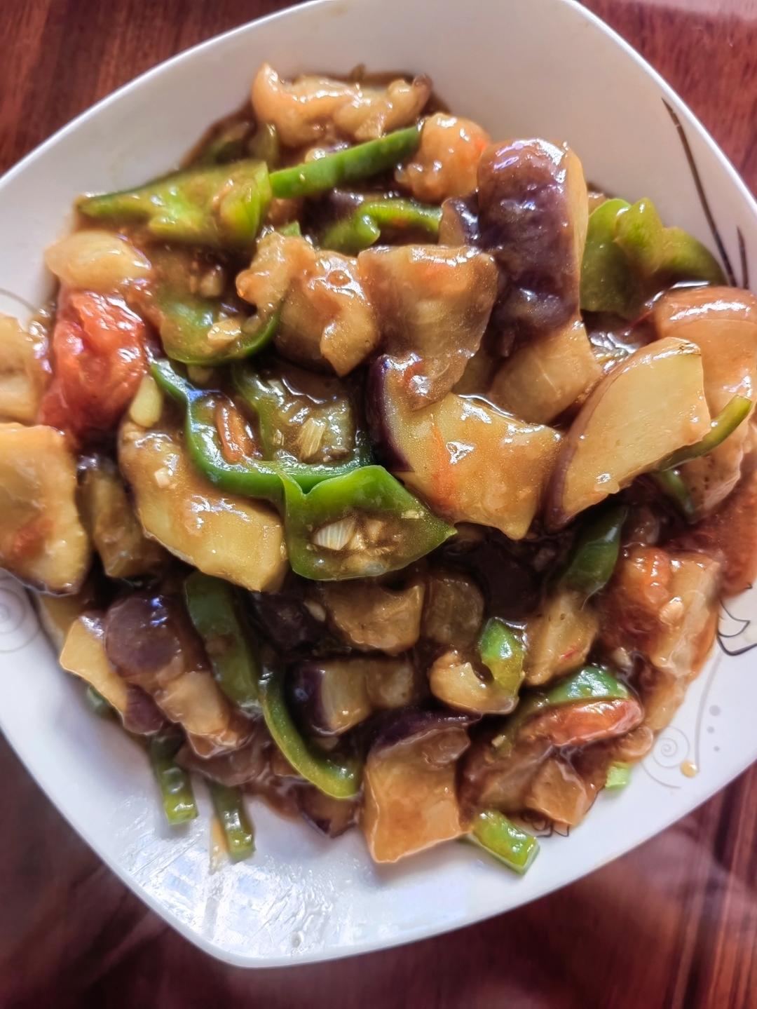 红烧茄子（佐西红柿尖椒）