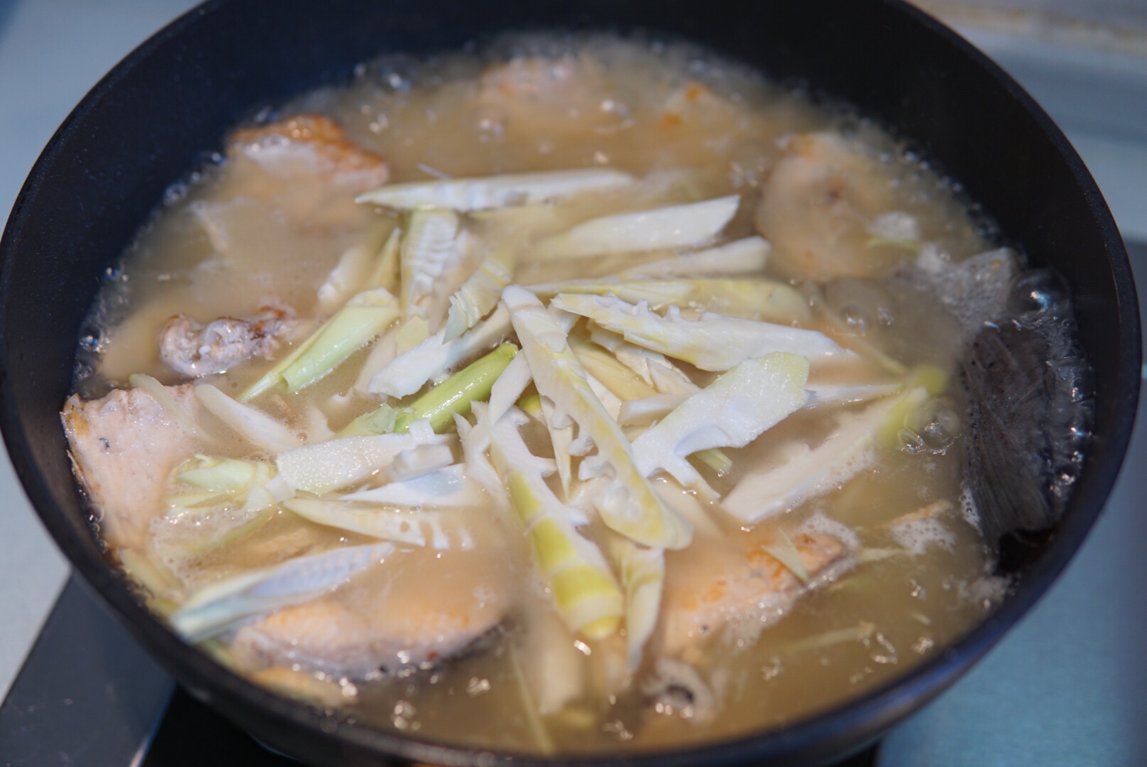 三文鱼排豆腐汤的做法 步骤3