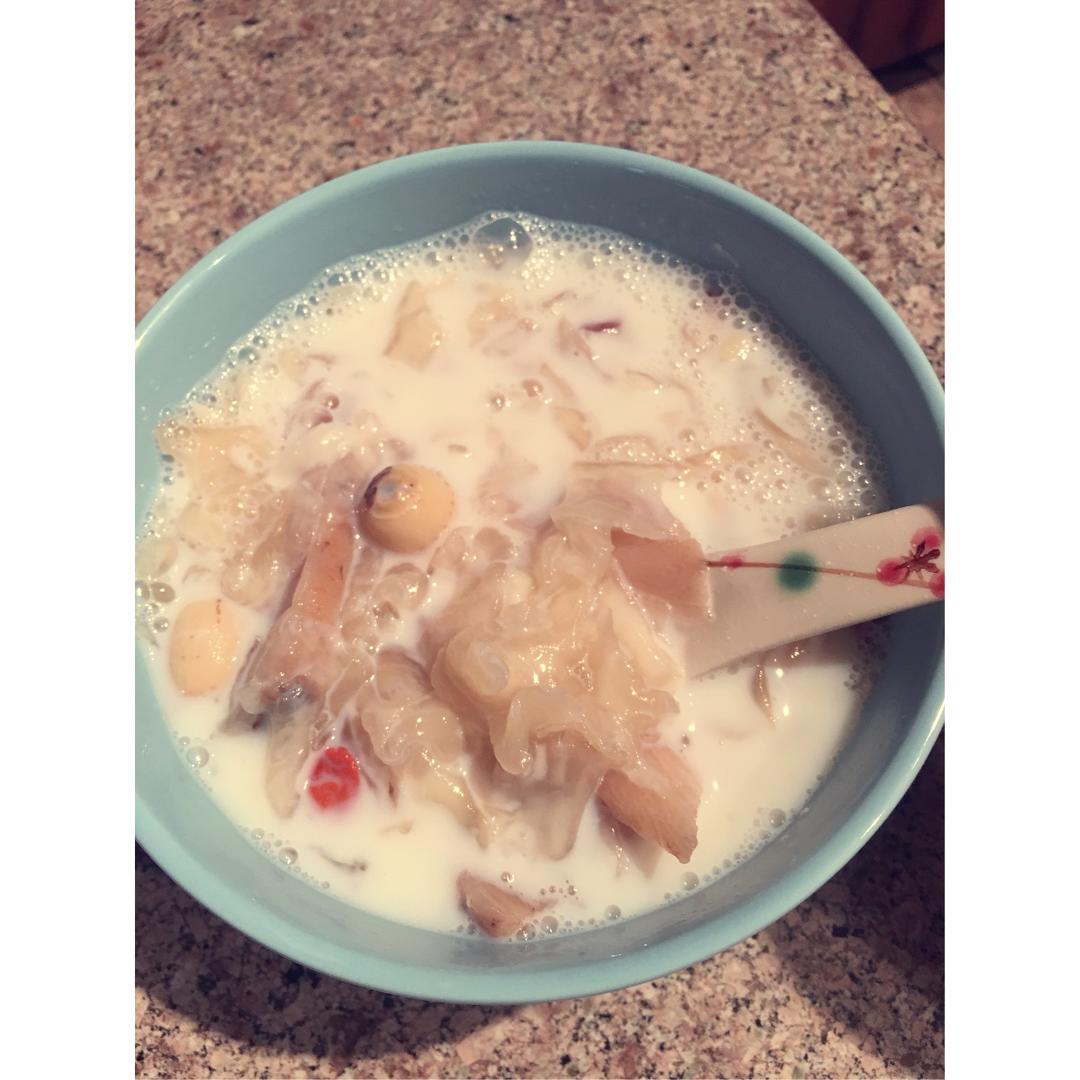 牛奶炖白木耳