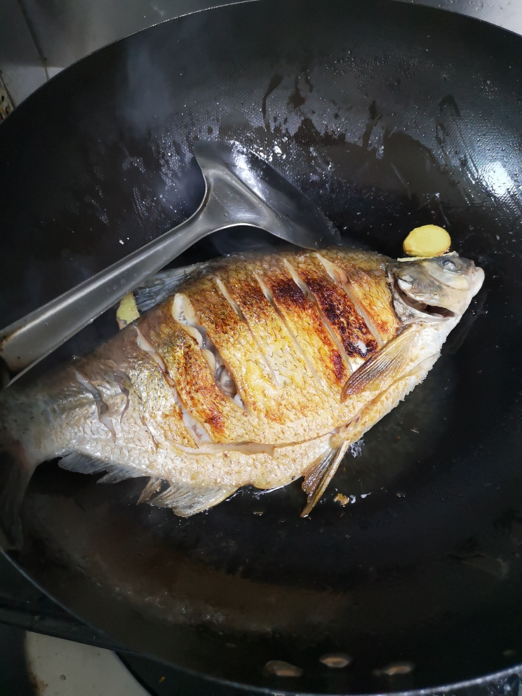 红烧鳊鱼的做法 步骤3