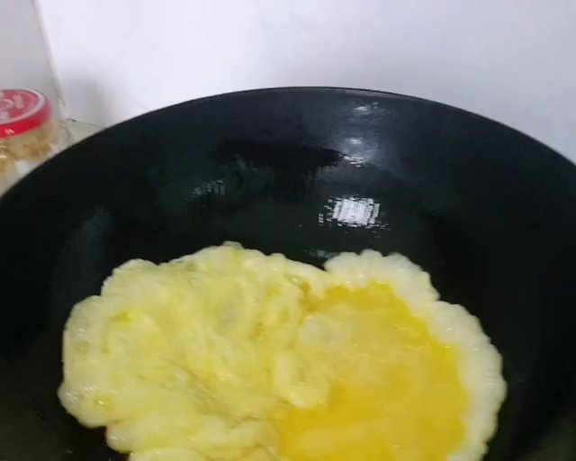 豌豆苗炒鸡蛋，这一口鲜~的做法 步骤4