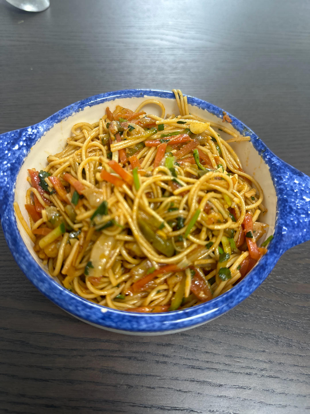 零失败简单粗暴炒挂面（挂面新吃法）挂面除了可以水煮面还可以干拌面