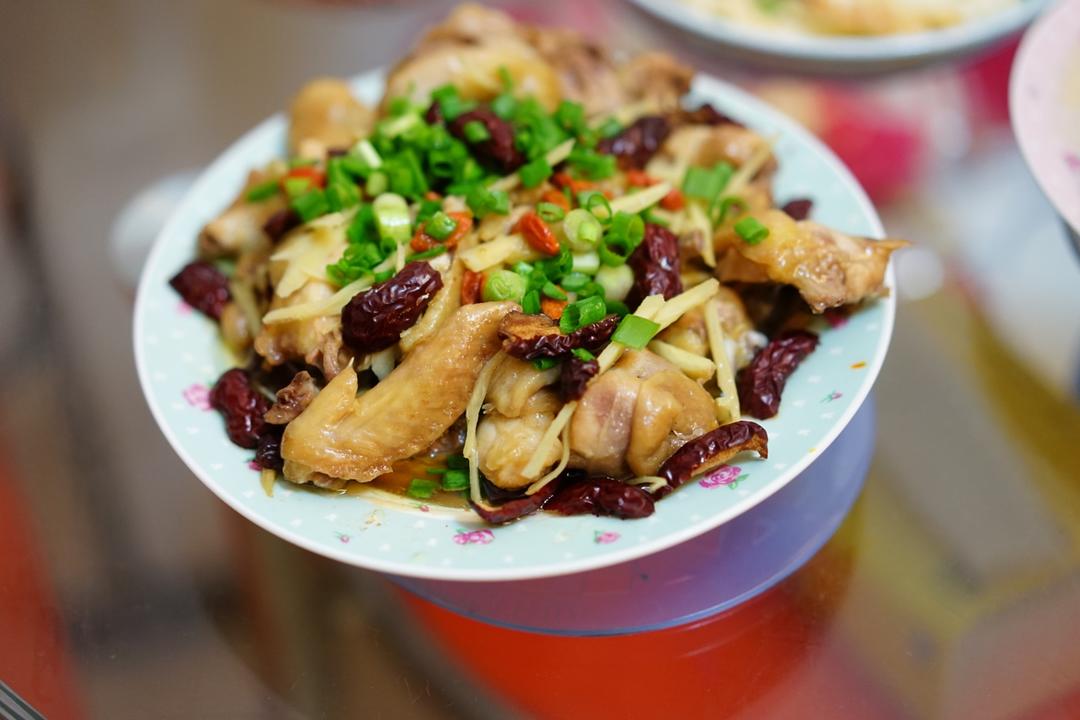 红枣杞子蒸滑鸡