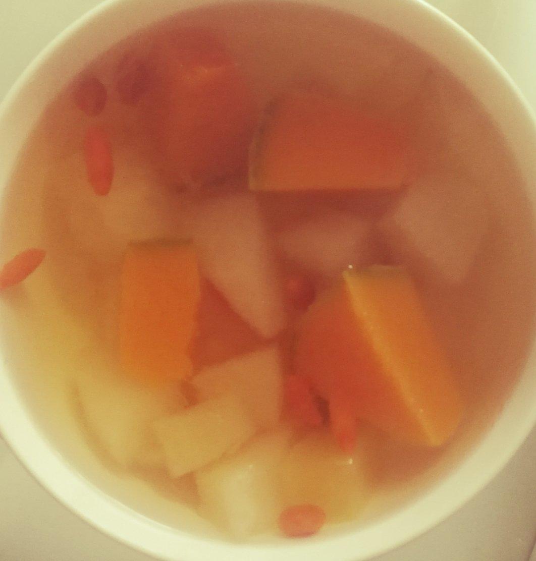 雪莲果南瓜雪梨银耳汤