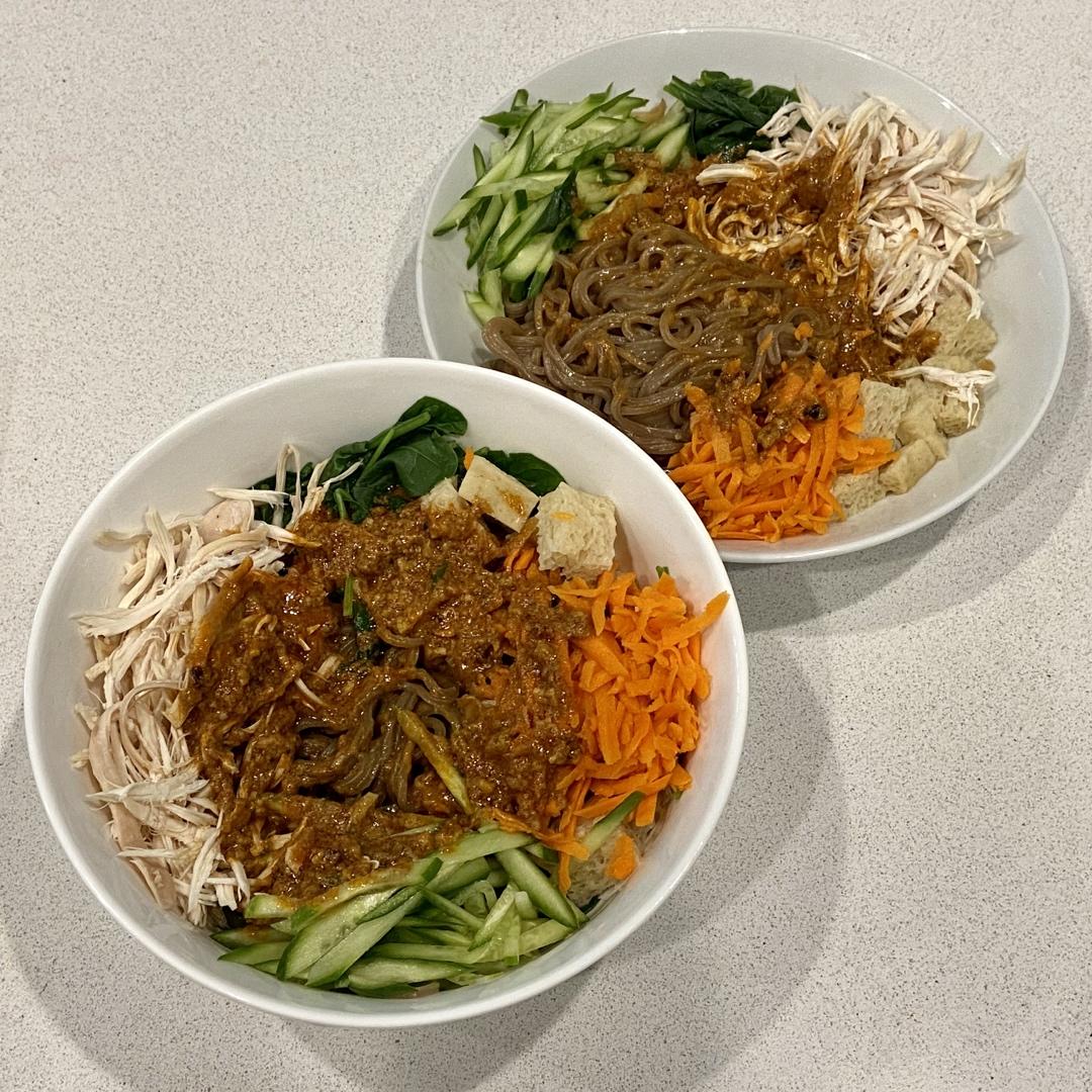 厨师长教你：“鸡丝凉面”的家常做法，味道好极了，先收藏起来