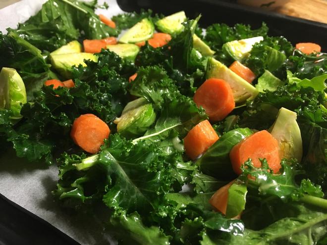 早餐烤蔬菜--孢子甘蓝、小胡萝卜、羽衣甘蓝的做法
