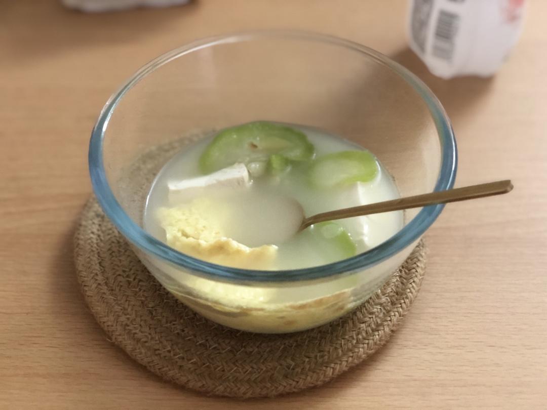 丝瓜豆腐汤（附奶白色汤方法）