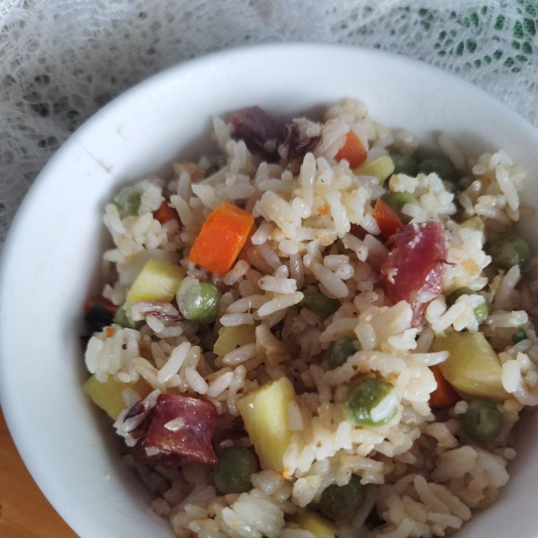 腊肠菠萝炒饭