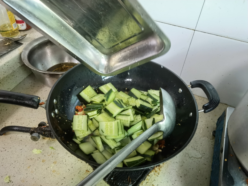 黄瓜炒猪肝的做法 步骤2