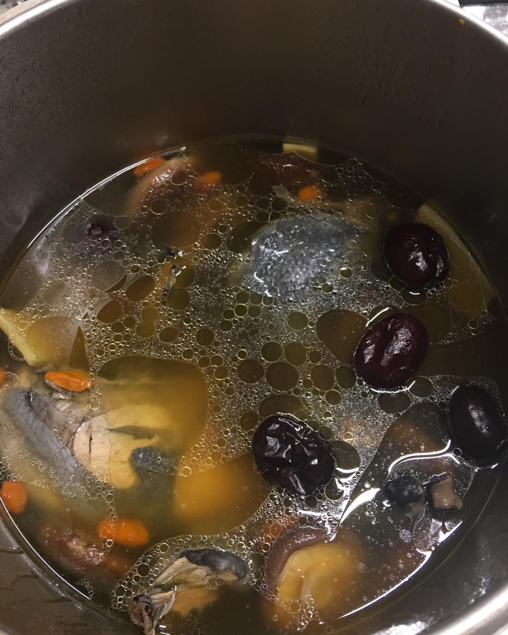 枸杞红枣乌鸡汤