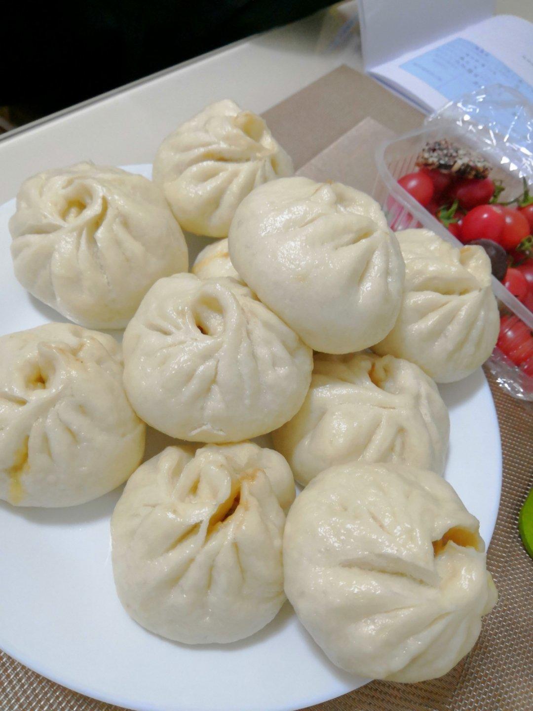 小猪乔治的姐姐妈妈做的松软多汁的肉包子