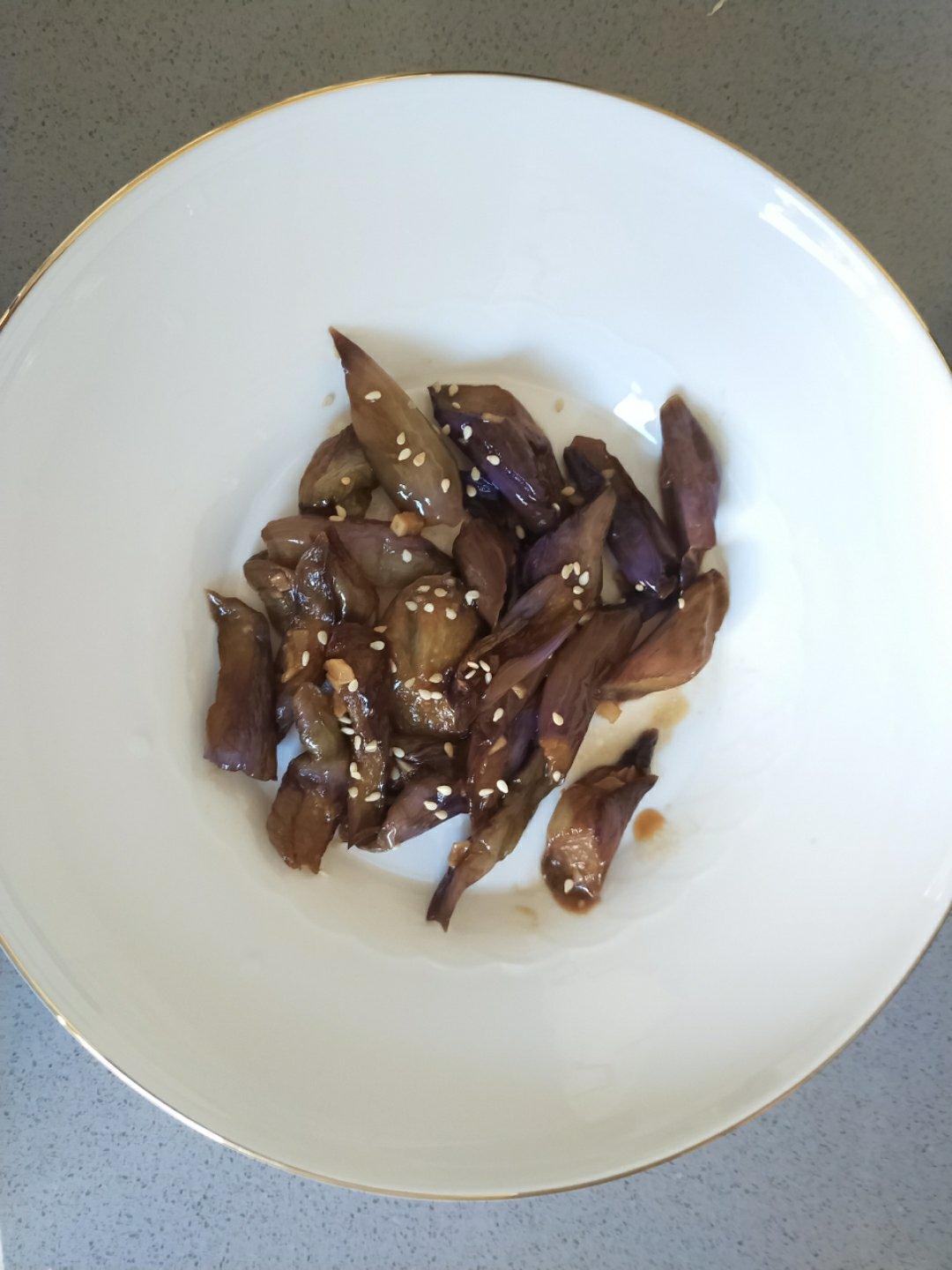 微波炉菜 蒸茄子拌金枪鱼