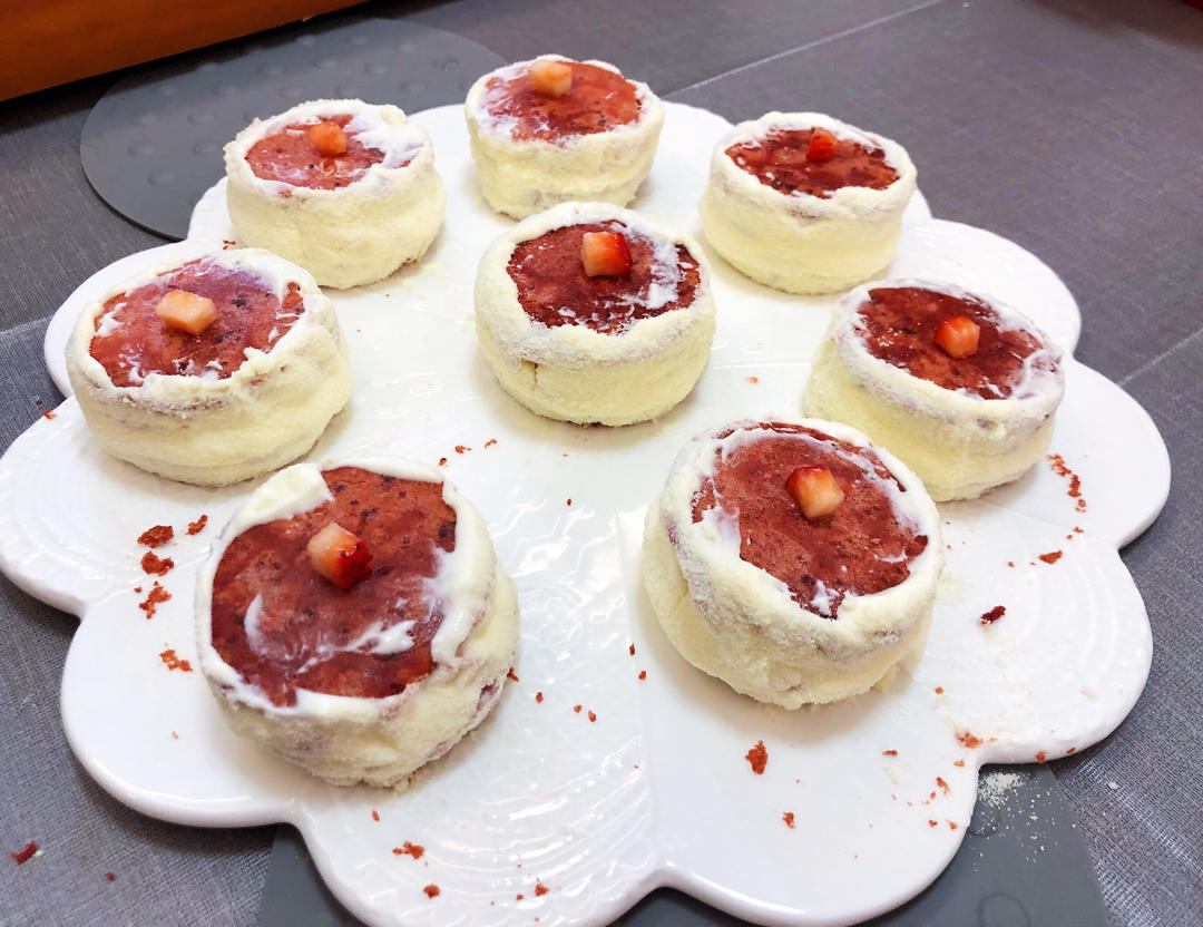 新年网红甜品——草莓奶香雪域小贝