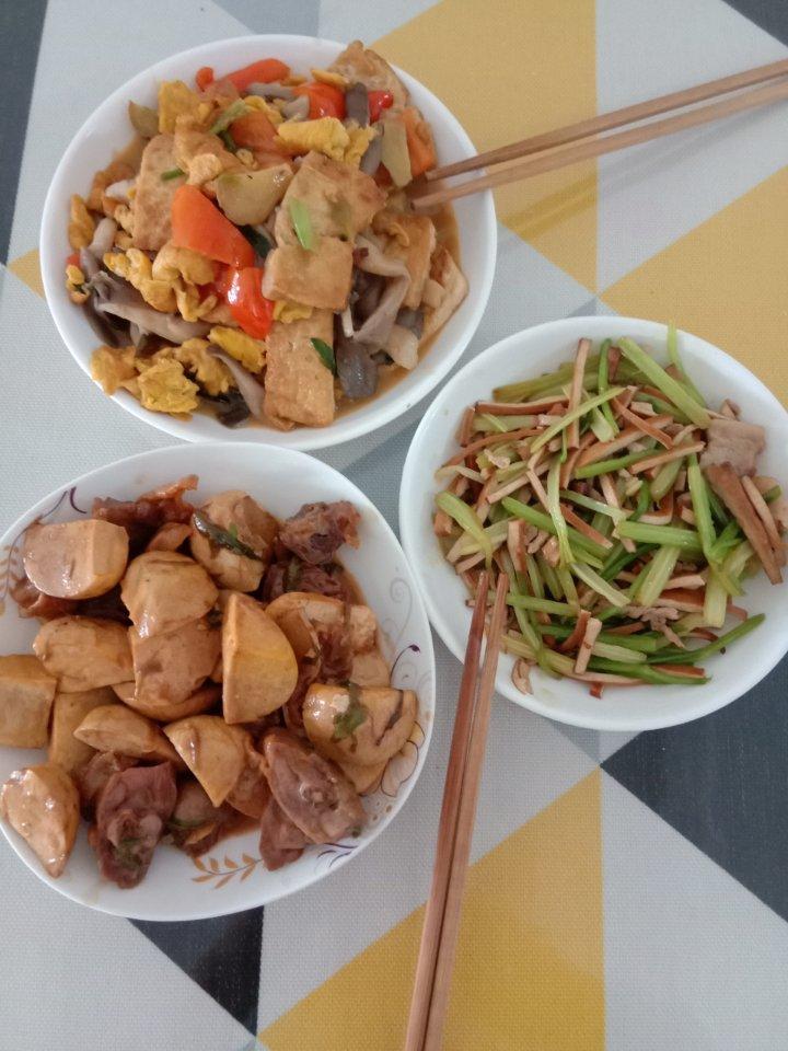 平菇青椒炒鸡蛋 好吃又营养的超快手家常菜