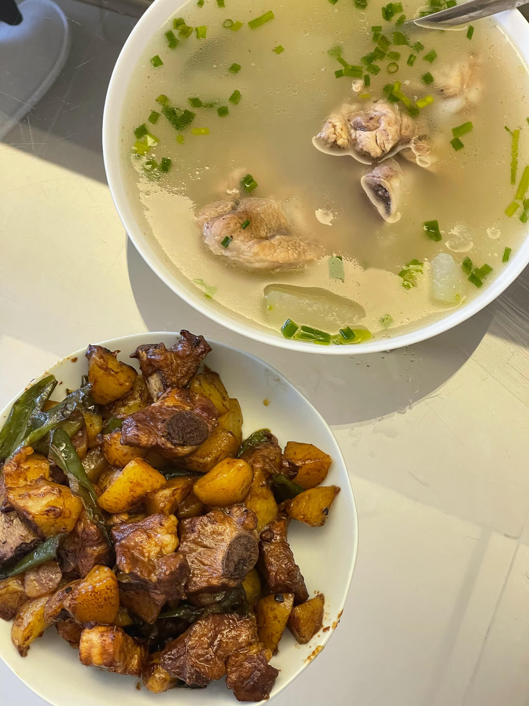 大冬天，来一锅热乎乎的土豆青椒炖排骨