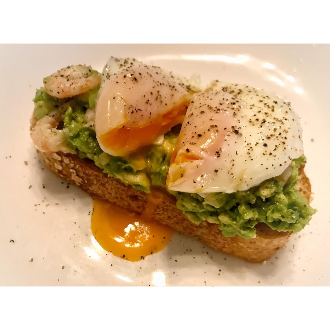 【健康能量早餐】流黄荷包蛋牛油果酱配全麦面包