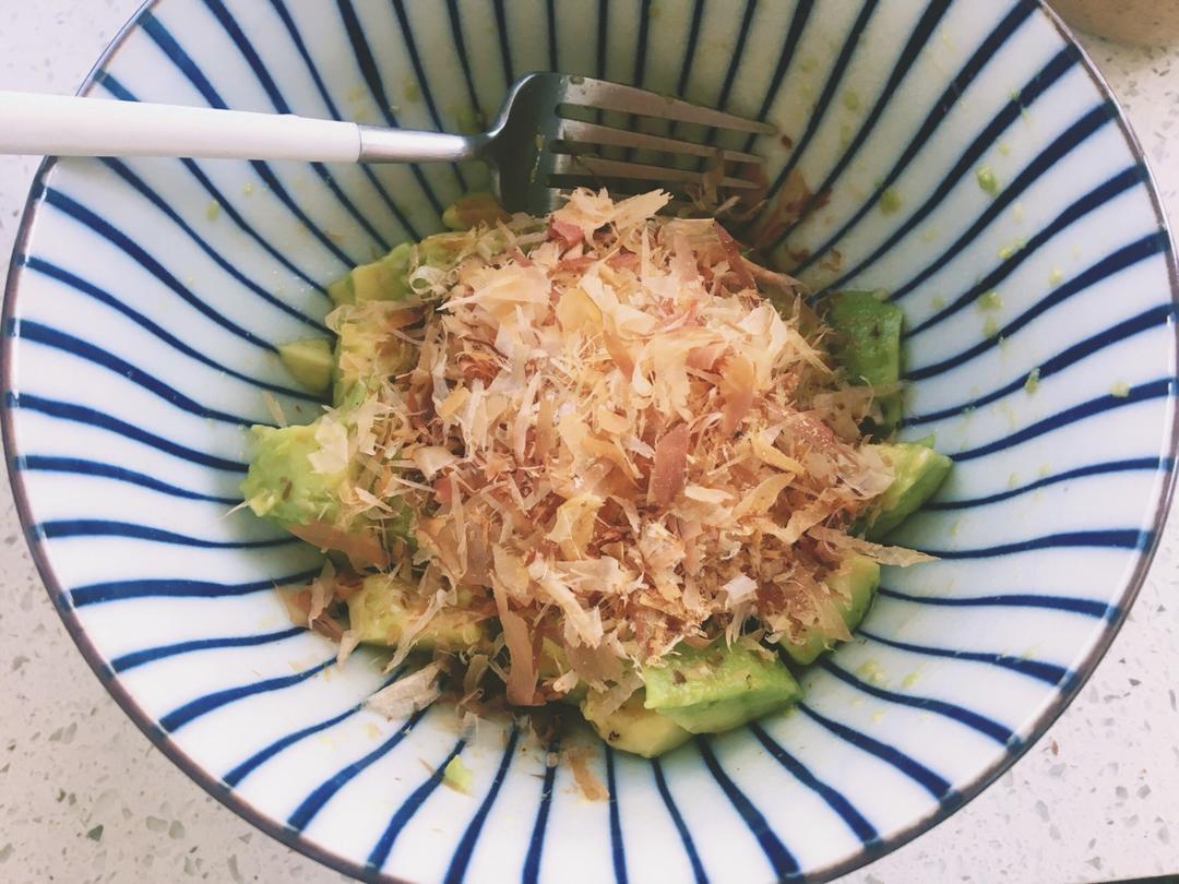 木鱼花拌牛油果