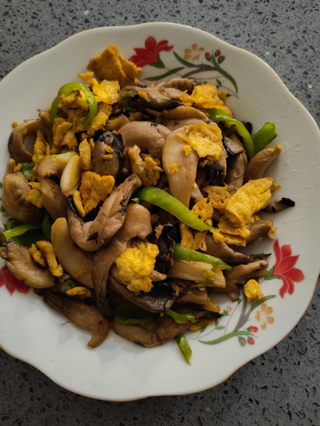 平菇青椒炒鸡蛋 好吃又营养的超快手家常菜
