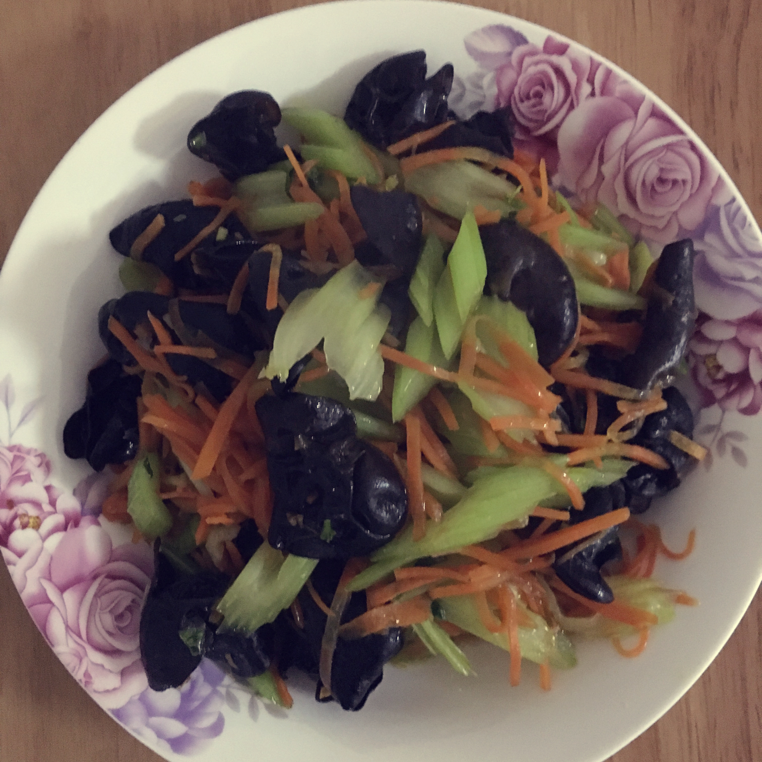 西芹胡萝卜炒黑木耳-清淡健康小炒